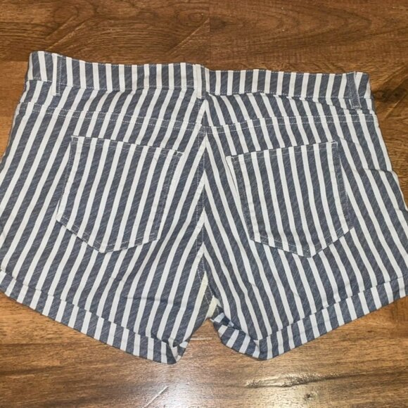 H&M- Grey and white shorts - Picture 2 of 3